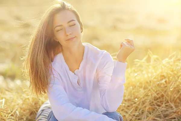 Flicka Sommar Ömhet Vit Skjorta Fält Lycka Frihet Titta Kvinna — Stockfoto