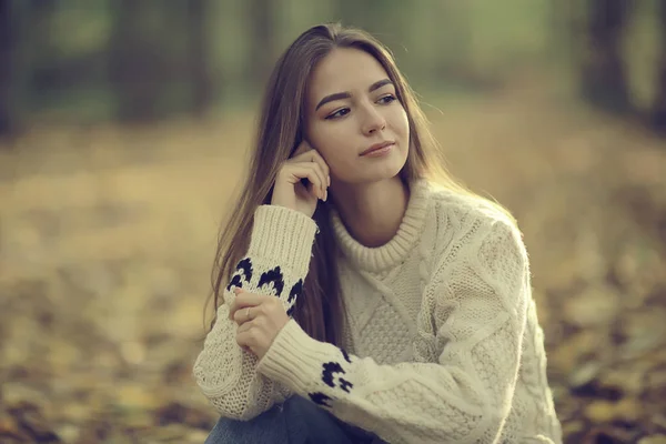 Ragazza Triste Nel Parco Autunnale Stress Solitudine Giovane Donna — Foto Stock