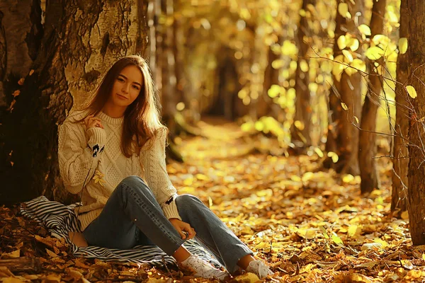 Ragazza Seduta Parco Autunnale Stagione Autunnale Settembre Nella Foresta — Foto Stock