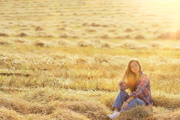 Modello Ragazza Campagna Camicia Alla Gabbia Campo Paglia Giovane Estate — Foto Stock