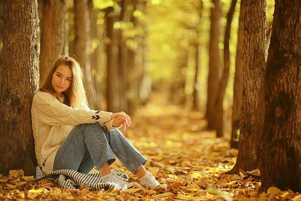 Ragazza Seduta Parco Autunnale Stagione Autunnale Settembre Nella Foresta — Foto Stock