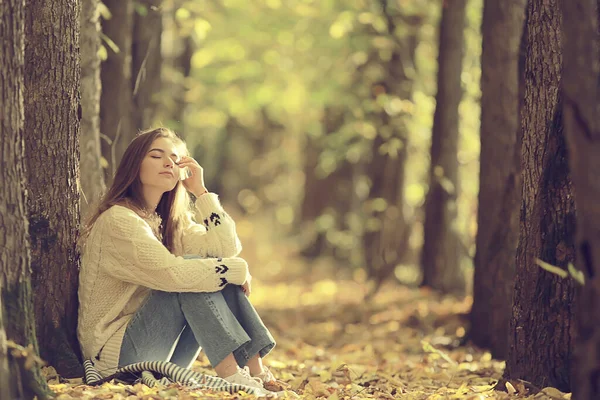 Menina Triste Parque Outono Estresse Solidão Jovem — Fotografia de Stock