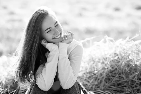 Retrato Preto Branco Uma Menina Alegre Estilo Country Liberdade Jovem — Fotografia de Stock