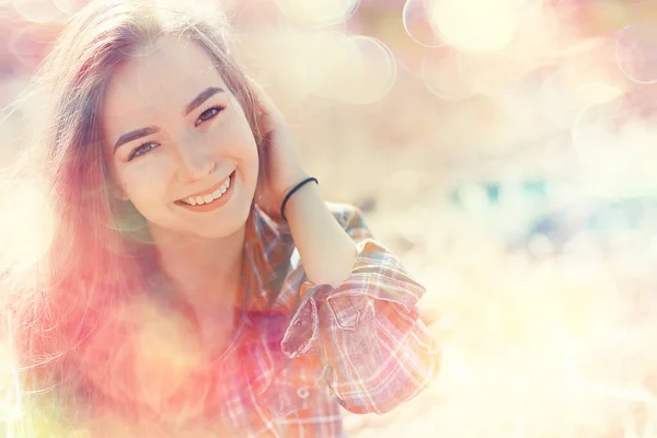 Feliz Mujer Chica Verano Bokeh Borrosa Fondo Abstracto Sonrisa Rosa — Foto de Stock