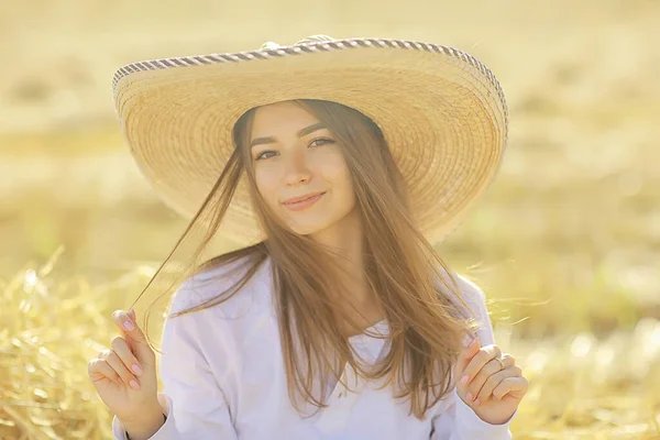 Flicka Fält Halm Hatt Sommar Look Frihet Fält Lycka Porträtt — Stockfoto