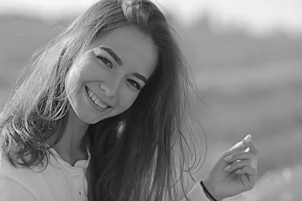 Retrato Preto Branco Uma Menina Alegre Estilo Country Liberdade Jovem — Fotografia de Stock