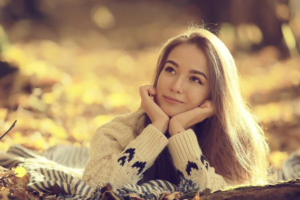 Autunno Ragazza Maglione Maglia Stile Stile Vita Parco Aspetto Attraente — Foto Stock