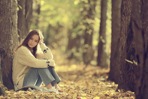 Dívka Sedí Podzimní Park Podzimní Sezóna Září Lese — Stock fotografie