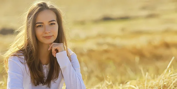 Veselă Fată Fericită Zâmbind Vara Câmp Portret Fată Tânără Stil — Fotografie, imagine de stoc