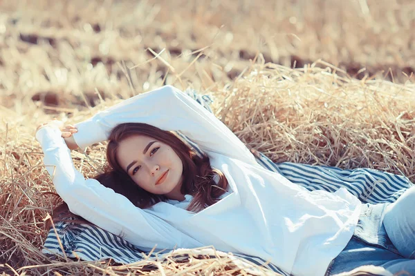 Ragazza Estate Tenerezza Campo Camicia Bianca Felicità Libertà Guarda Donna — Foto Stock