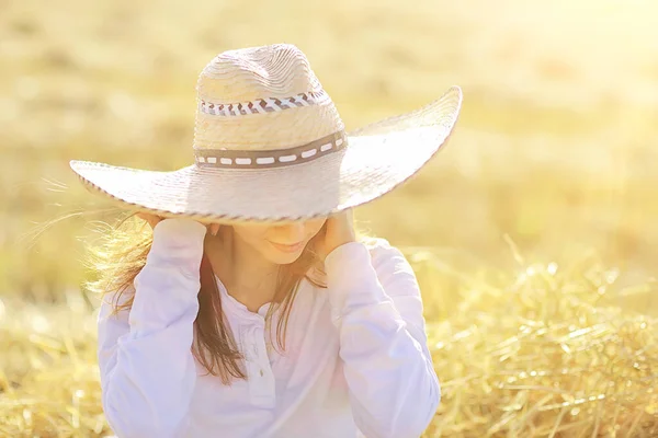 Romantisk Ung Modell Sommar Fält Natur Fält Lycka Sol Landskap — Stockfoto