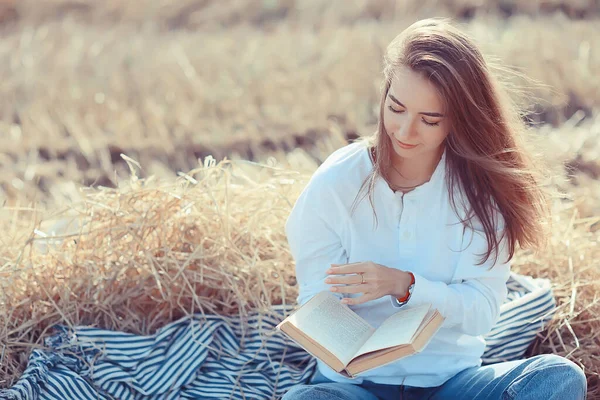 Yazın Tarlada Kitap Okuyan Bir Kadın Bir Kitap Okuyor Bir — Stok fotoğraf