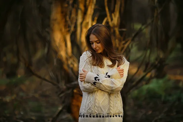 Ragazza Triste Nel Parco Autunnale Stress Solitudine Giovane Donna — Foto Stock