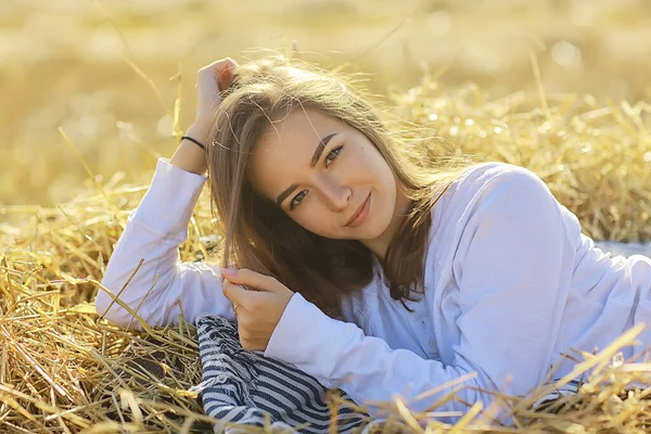 フィールドポートレートの夏に笑顔明るい幸せな女の子 若い女の子の幸福のライフスタイル — ストック写真