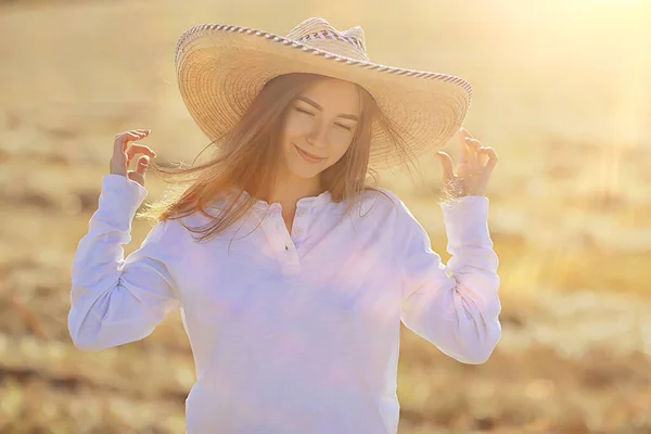Sommar Soligt Porträtt Lycklig Flicka Kvinnlig Lycka Sol Bländning Halm — Stockfoto