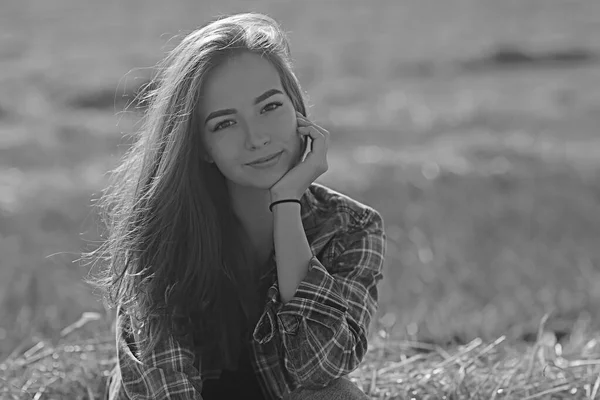 Retrato Preto Branco Uma Menina Alegre Estilo Country Liberdade Jovem — Fotografia de Stock