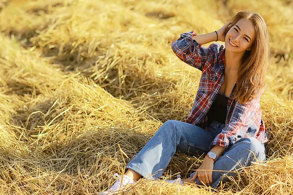 Vacker Lång Hår Brunett Fält Sommar Vind Frisk Långt Hår — Stockfoto