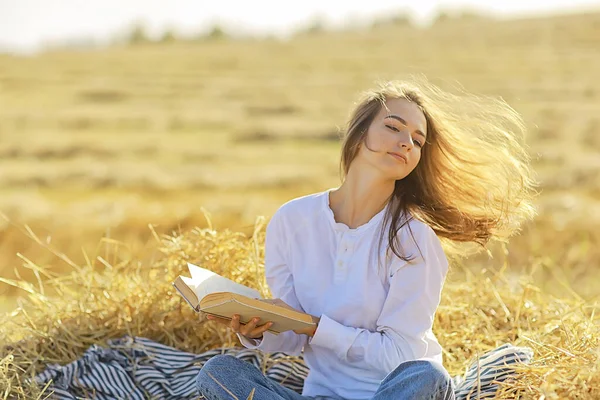 Жінка Читає Книгу Польовій Літній Соломі Жінка Читає Книгу Студентка — стокове фото