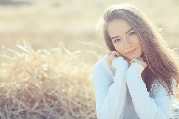 Menina Verão Ternura Branco Camisa Campo Felicidade Liberdade Olhar Mulher — Fotografia de Stock