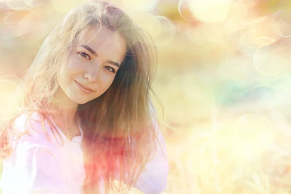 Feliz Mujer Chica Verano Bokeh Borrosa Fondo Abstracto Sonrisa Rosa — Foto de Stock