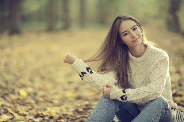 Autunno Ragazza Maglione Maglia Stile Stile Vita Parco Aspetto Attraente — Foto Stock