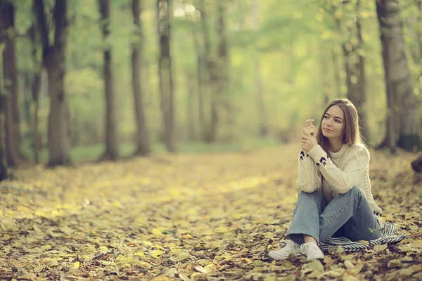 Dívka Sedí Podzimní Park Podzimní Sezóna Září Lese — Stock fotografie