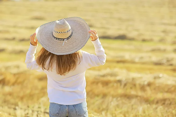 Chica Campo Paja Sombrero Verano Look Libertad Campo Felicidad Retrato —  Fotos de Stock