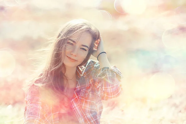 Feliz Feminino Menina Verão Bokeh Desfocado Fundo Abstrato Sorriso Rosa — Fotografia de Stock