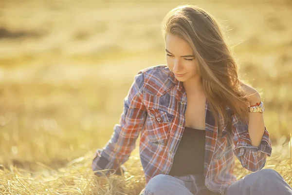 Schöne Lange Haare Brünett Feld Sommer Wind Gesunde Lange Haare — Stockfoto