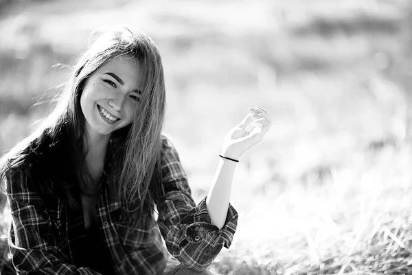 Retrato Blanco Negro Una Chica Alegre Estilo Country Libertad Joven —  Fotos de Stock