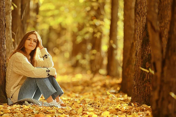 Осенний Свитер Девушки Вязаный Стиль Стиль Жизни Парк Привлекательный Вид — стоковое фото