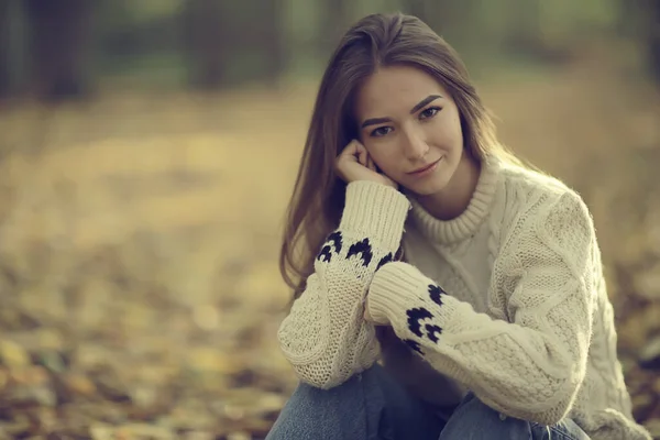 Ragazza Seduta Parco Autunnale Stagione Autunnale Settembre Nella Foresta — Foto Stock