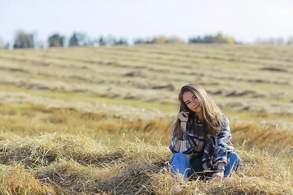 Modello Ragazza Campagna Camicia Alla Gabbia Campo Paglia Giovane Estate — Foto Stock