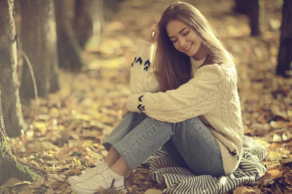 Autunno Ragazza Maglione Maglia Stile Stile Vita Parco Aspetto Attraente — Foto Stock