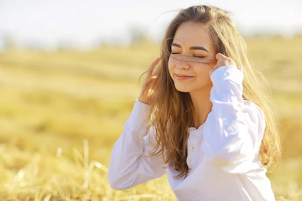 フィールドポートレートの夏に笑顔明るい幸せな女の子 若い女の子の幸福のライフスタイル — ストック写真