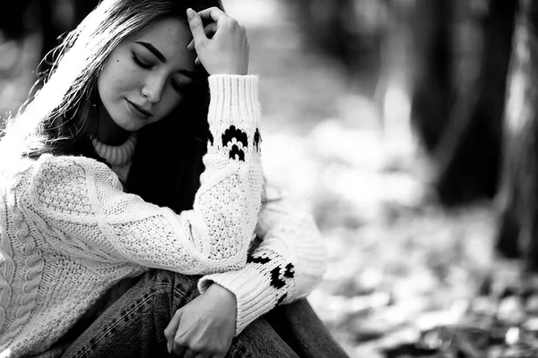 Retrato Blanco Negro Una Chica Alegre Estilo Country Libertad Joven —  Fotos de Stock