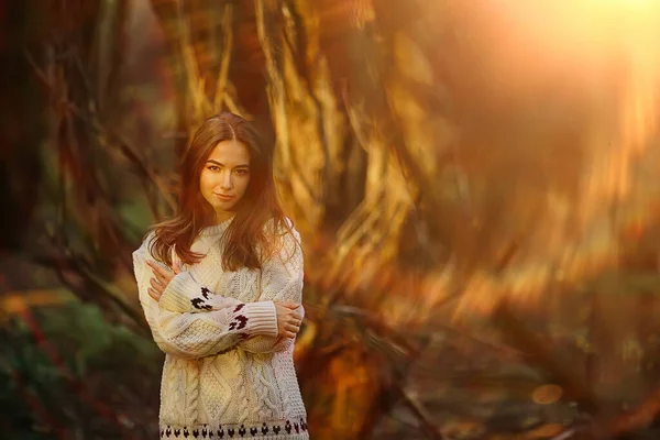 Otoño Parque Femenino Paseo Chill Estilo Vida Aire Libre Septiembre — Foto de Stock