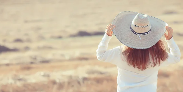 Flicka Fält Halm Hatt Sommar Look Frihet Fält Lycka Porträtt — Stockfoto