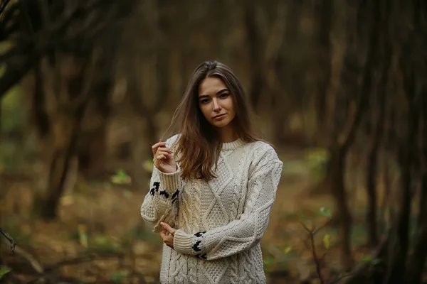 Őszi Park Női Séta Hűvös Életmód Szabadban Szeptember Stílus Lány — Stock Fotó