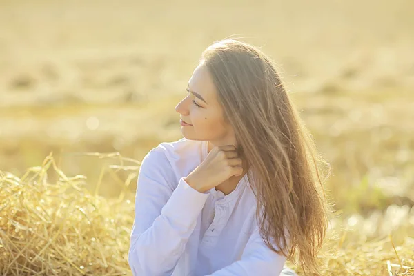 Romántico Joven Modelo Verano Campo Naturaleza Campo Felicidad Sol Paisaje —  Fotos de Stock