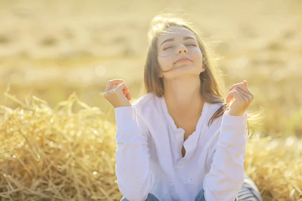 Vrolijk Gelukkig Meisje Glimlachen Zomer Het Veld Portret Jong Meisje — Stockfoto