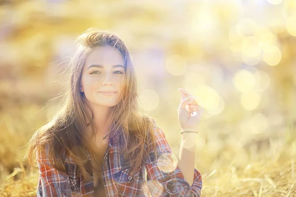 Verano Soleado Retrato Una Chica Feliz Felicidad Femenina Sol Deslumbramiento —  Fotos de Stock