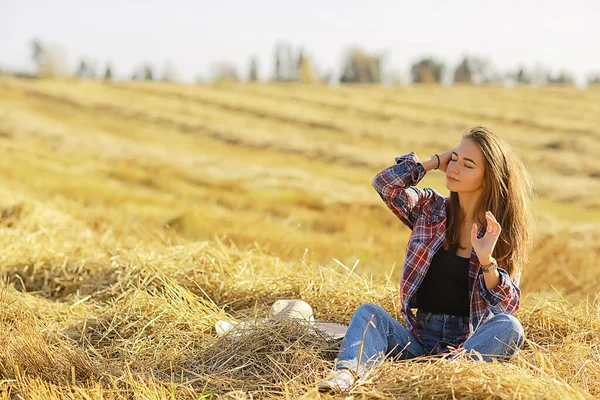 Modelka Dívka Země Košile Klece Pole Sláma Mladý Letní Krajina — Stock fotografie