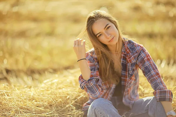 Modelo Chica País Camisa Jaula Campo Paja Joven Verano Paisaje —  Fotos de Stock