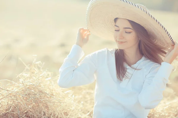 女の子フィールドわら帽子夏の表情自由フィールド幸福の肖像画若い女性 — ストック写真