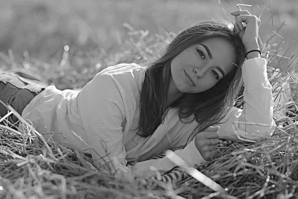 Retrato Blanco Negro Una Chica Alegre Estilo Country Libertad Joven — Foto de Stock