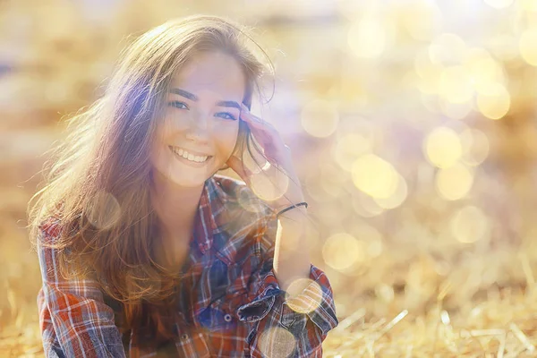 幸せな女の子の夏の日当たりの良い肖像画 女性の幸福日ぎらぎら麦畑カントリースタイル — ストック写真