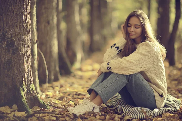 Smutná Dívka Podzimním Parku Stres Osamělost Mladá Žena — Stock fotografie