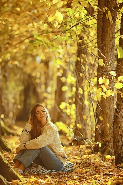 Dziewczyna Siedzi Jesienią Park Jesień Sezon Wrzesień Lesie — Zdjęcie stockowe