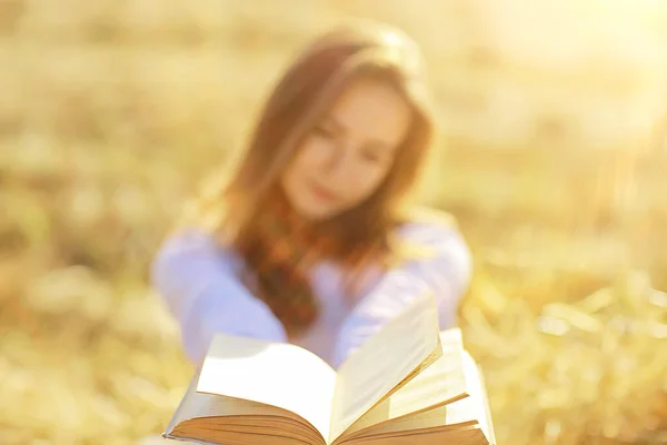 Mujer Leyendo Libro Campo Verano Paja Mujer Leyendo Libro Estudiante — Foto de Stock